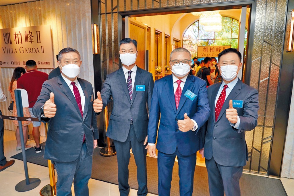 信和田兆源（右）表示，銷售客源中不少為凱柏峰I向隅客。（左一為信和楊文，左二位招商局置地黃競源，右二為嘉華溫偉明）