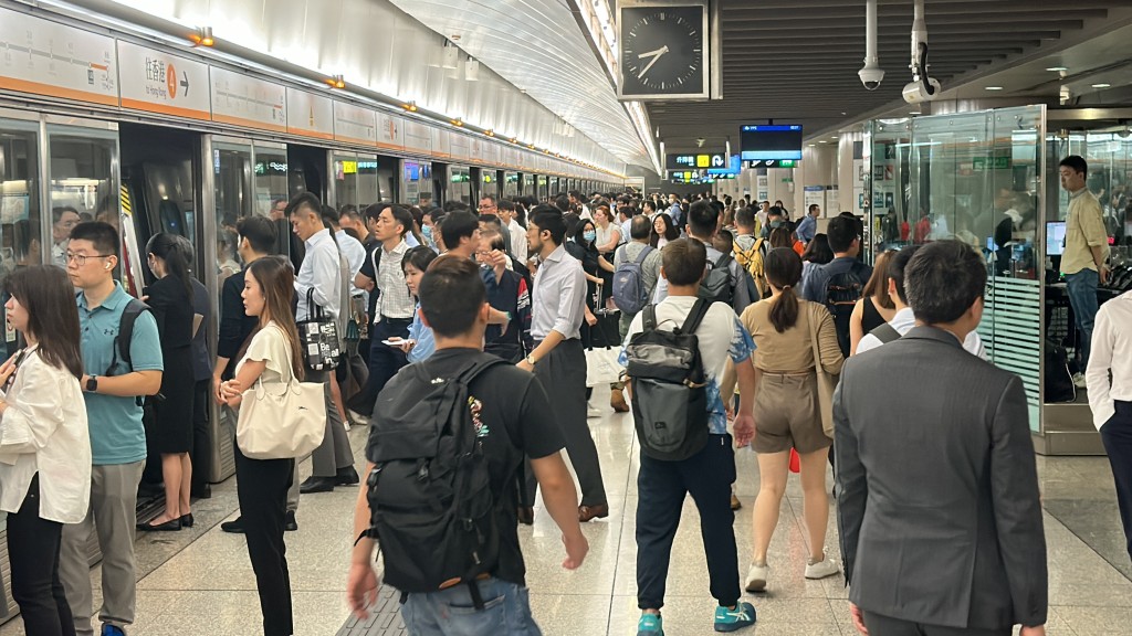 受九龙站附近信号故障影响，机场快綫及东涌綫列车班次延长。梁国峰摄