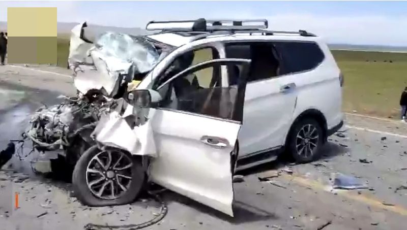 SUV休旅車車頭受損嚴重。網圖