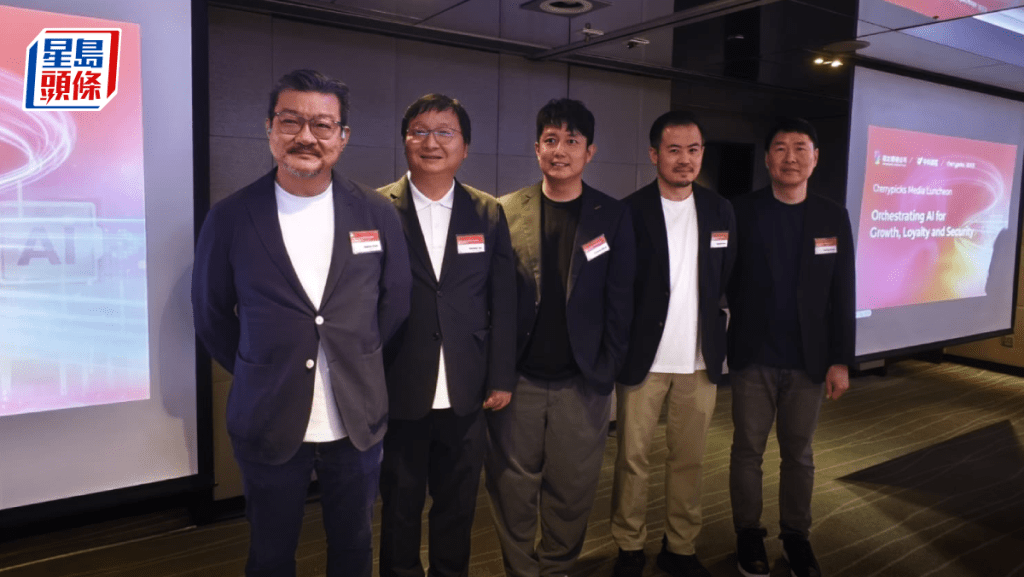 創奇思行政總裁錢國強（左一）