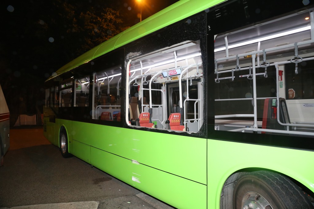 電動巴士爆玻璃濺傷女乘客。李家傑攝