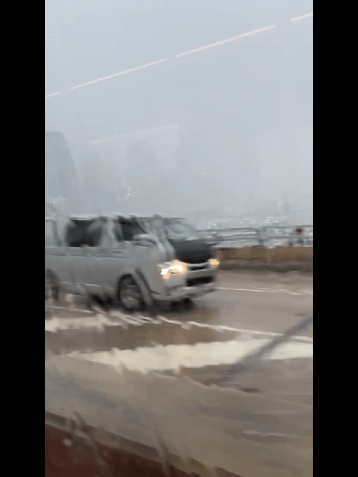 汽車均慢駛,小心翼翼 汽車均慢駛,小心翼翼