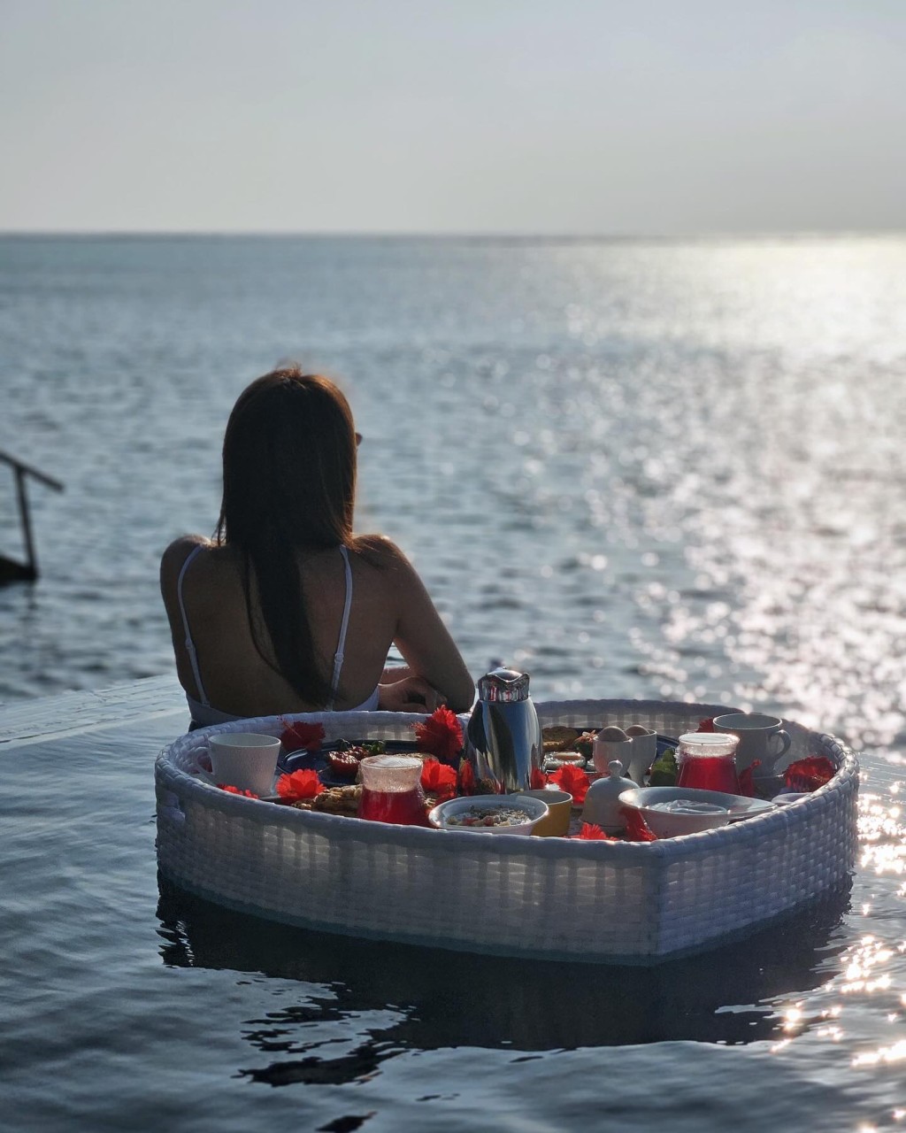 鍾嘉欣一邊欣賞180度無敵海景、一邊歎心形漂浮早餐，氣氛浪漫又寫意。