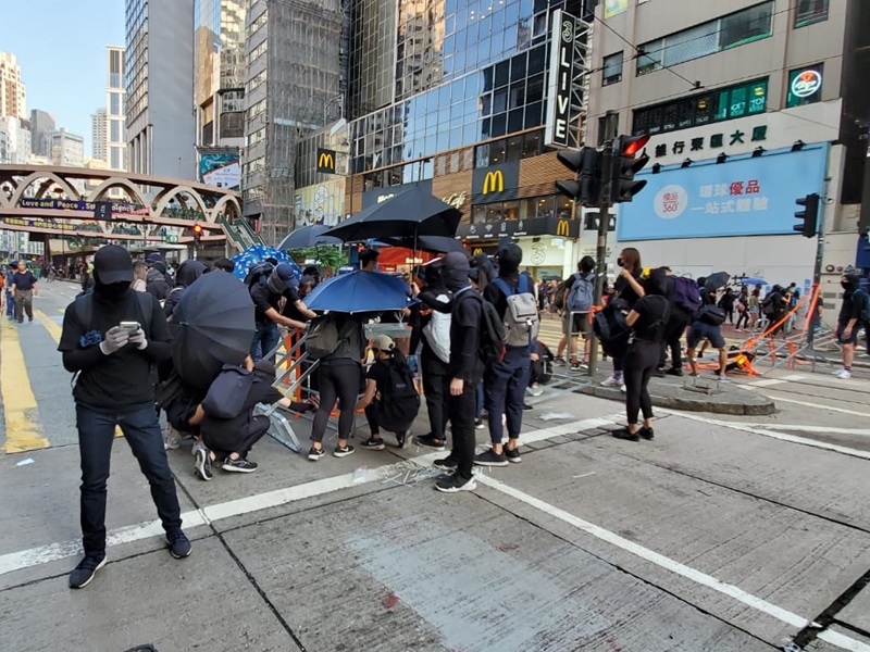 示威者於銅鑼灣設路障。