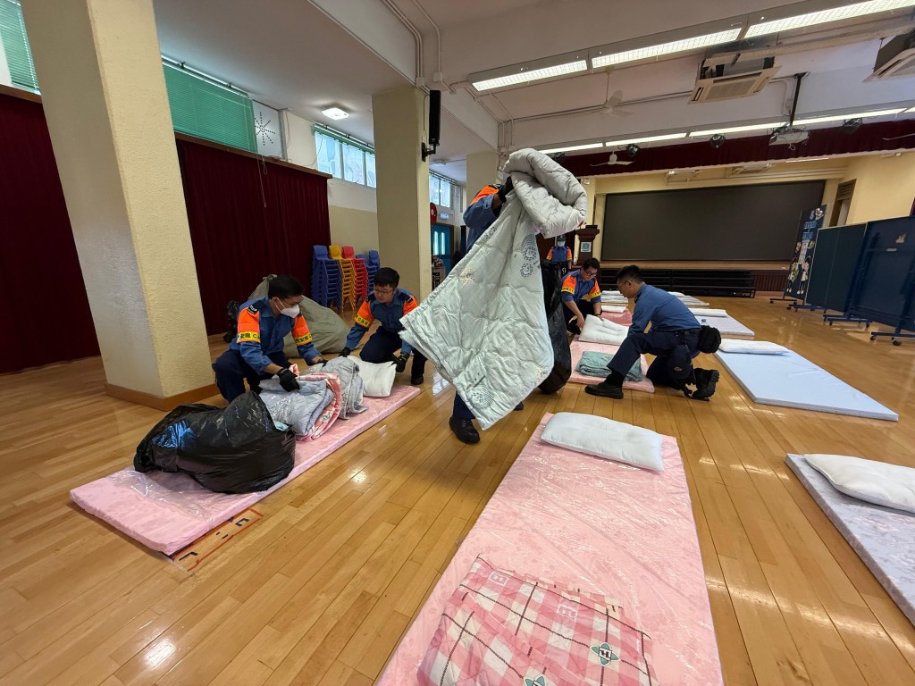 民安隊與各地區民政署協助大澳及北區居民防災防汛。民安隊fb圖片 民安隊與各地區民政署協助大澳及北區居民防災防汛。民安隊fb圖片