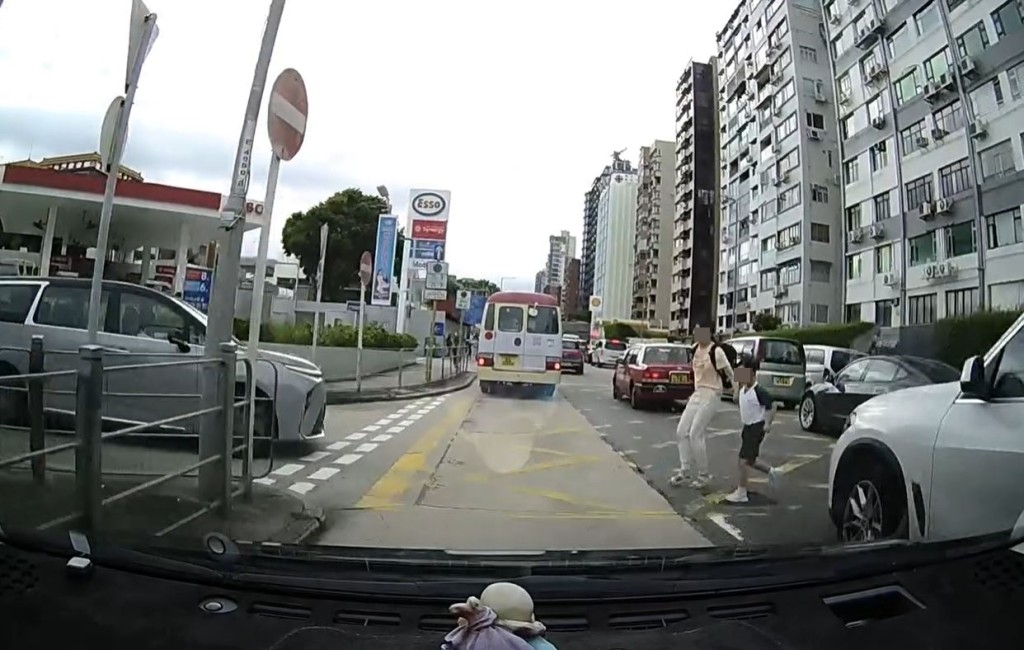 拍下車Cam片的私家車駛至，家長及小童即時收步。fb車cam L（香港群組）影片截圖