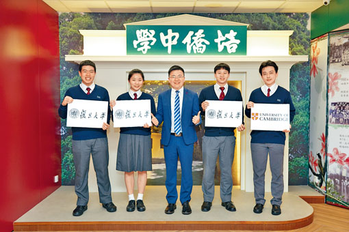 培僑中學的林振華（右一）獲劍橋大學優先取錄，修讀工程。同校的黃君偉（左起）、丁淇棋及許志楨，均獲復旦大學取錄。