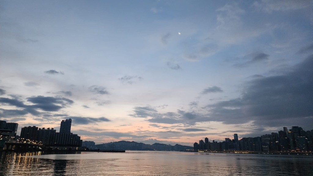 本港地區今日大致多雲，有幾陣驟雨。黎志偉攝