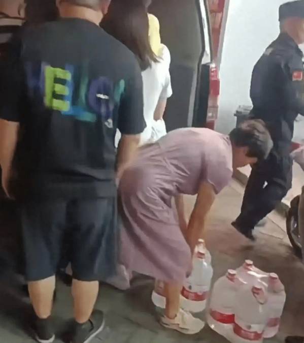 杭州臭污水事件後,民眾以樽裝水應急。網圖 杭州臭污水事件後,民眾以樽裝水應急。網圖