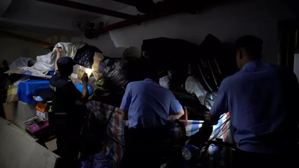 警方在接報後展開大規模搜索，惟遍尋小區的地下停車場、電梯井、水箱以至景觀河均一無所獲。