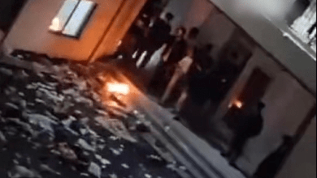 學生將垃圾扔了一地抗議學校全宿舍拆插座拖板。