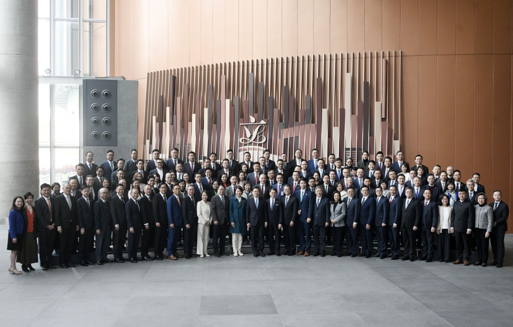 特首、主要官員與一眾立法會議員大合照。