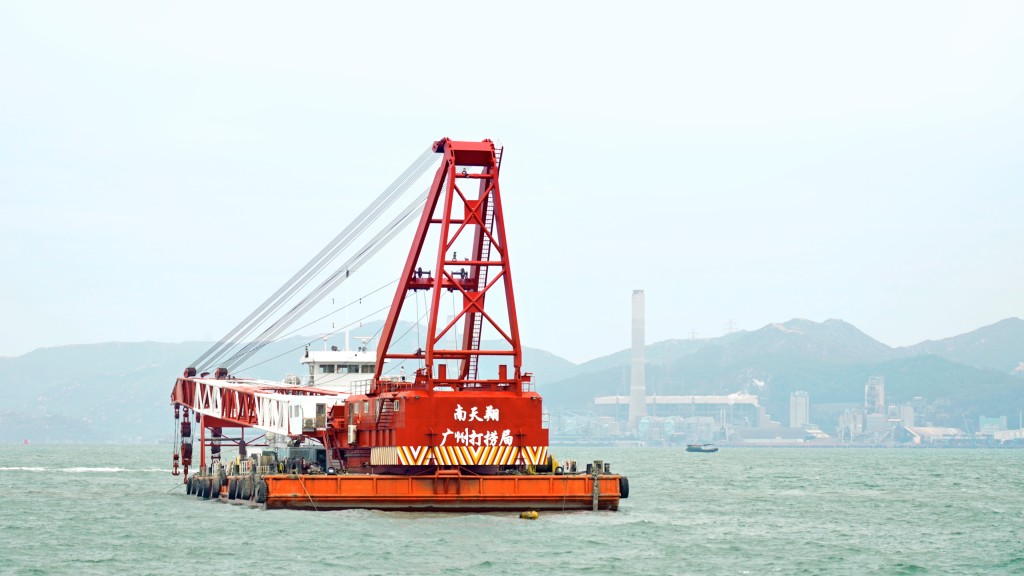 打撈船「南天翔」抵達香港國際機場附近水域。機管局圖片 打撈船「南天翔」抵達香港國際機場附近水域。機管局圖片