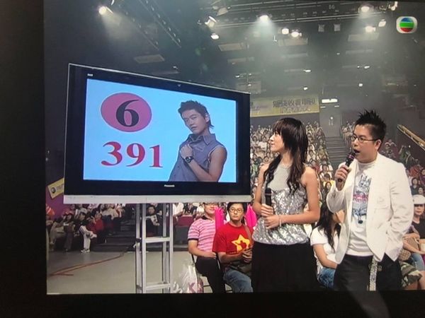 到2011年，张振朗报名第25期无线电视艺员训练班后加入TVB，因其貌似黄宗泽，故入行初期有“翻版黄宗泽”之称。