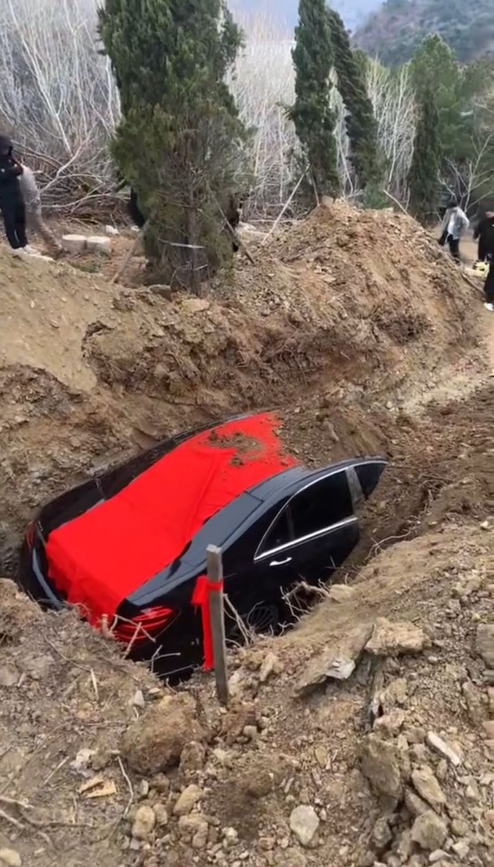 遼寧有土豪將配有「8888」車牌的百萬豪車作陪葬品。抖音