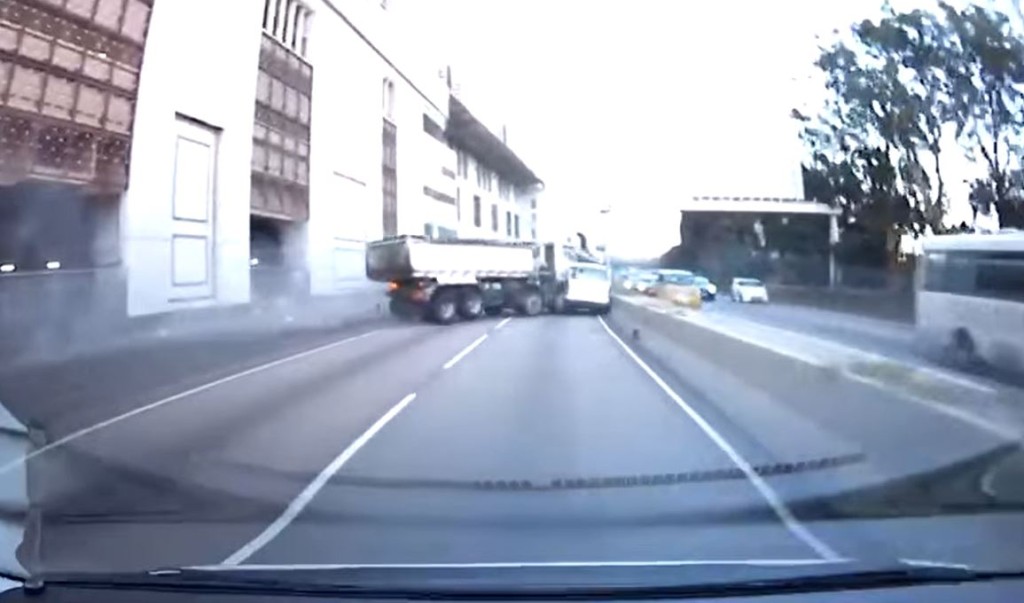 最右線行駛中的白色客貨車被無辜攔腰直撞。