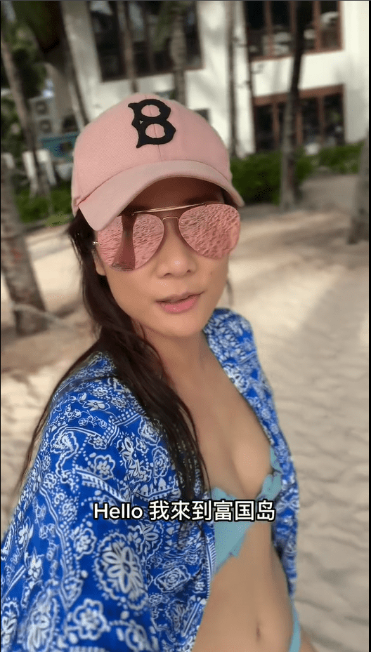張嘉兒穿三點式泳衣一邊行一邊介紹當地的酒店。