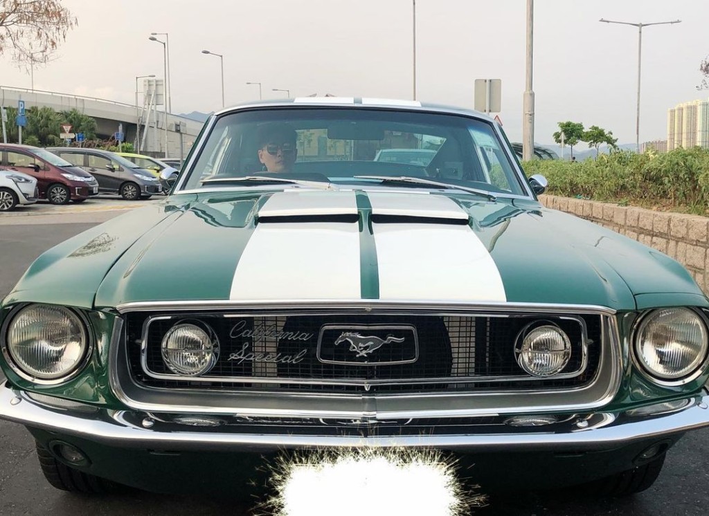 車身用上懷舊感十足的墨綠色，產於1967年，當然已屬於絕版車。