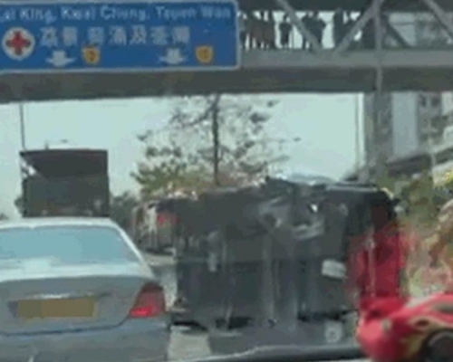 客貨車翻側橫亘路中。圖:馬路的事 (即時交通資訊台) 網民Jacqueline Lam
