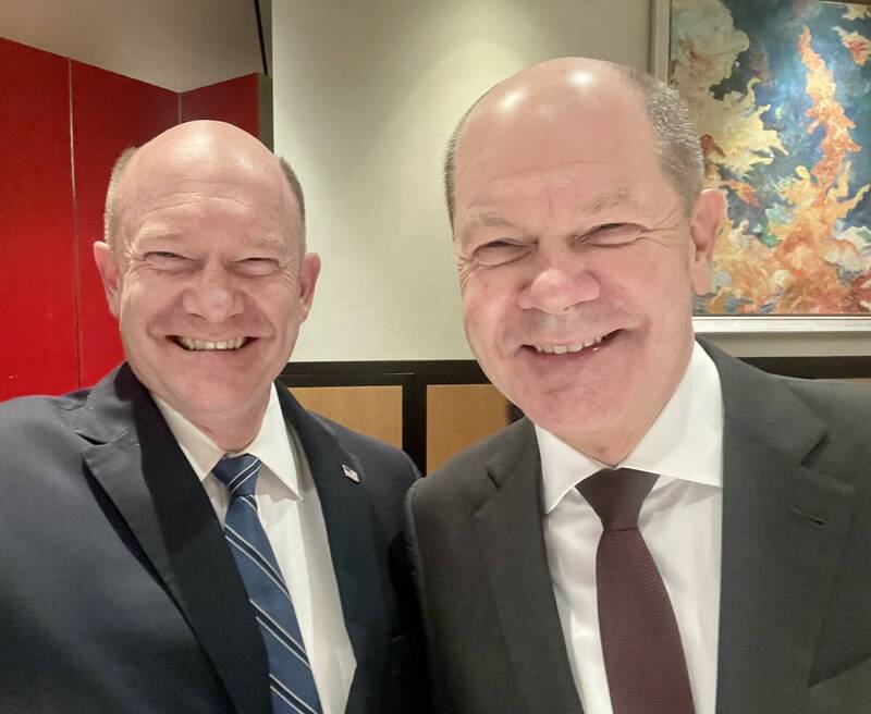 美國參議員昆斯（左）和到訪的德國總理朔爾茨（右）自拍，兩人樣貌看起來一模一樣。