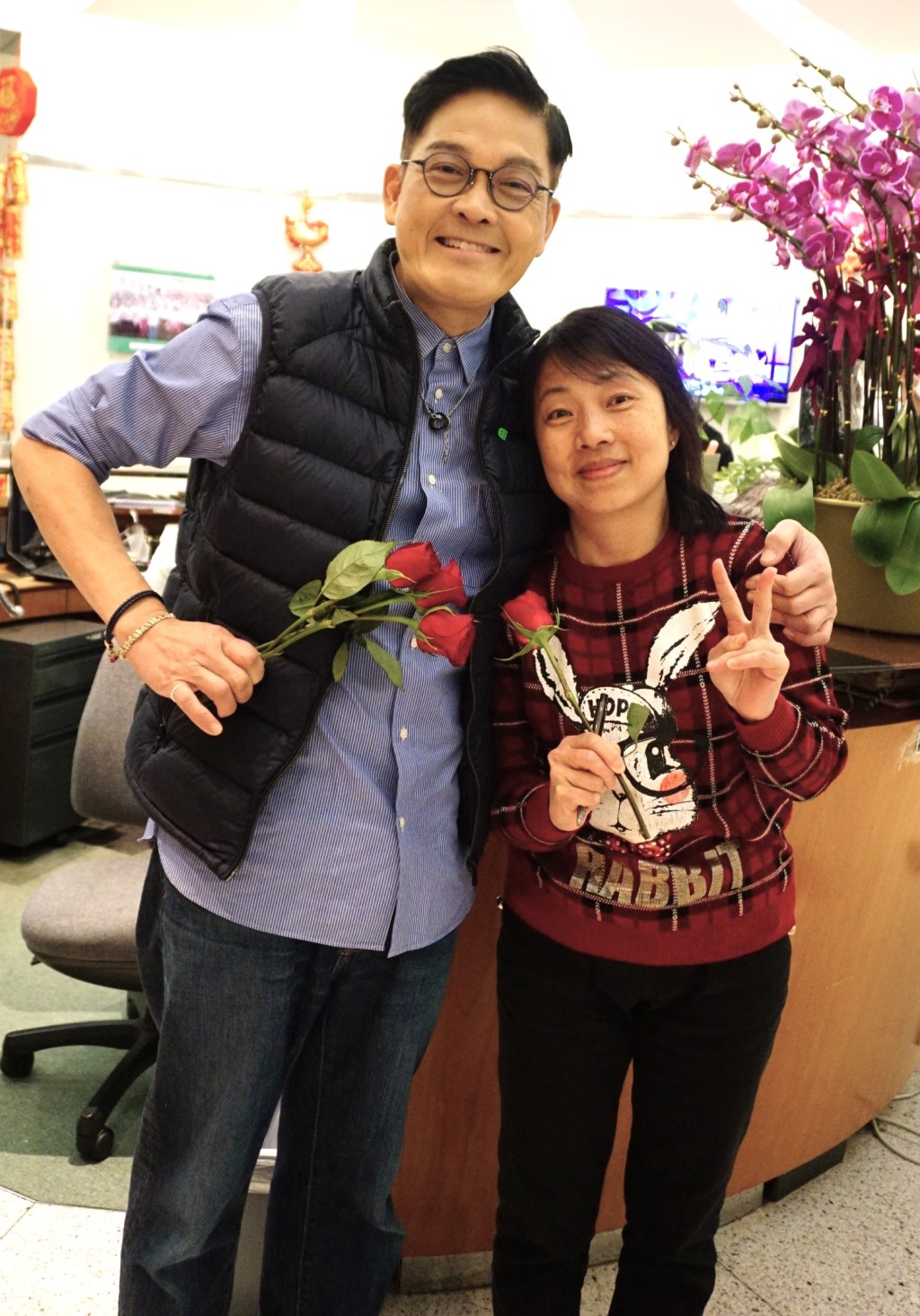 郑启泰送花给行政部同事。