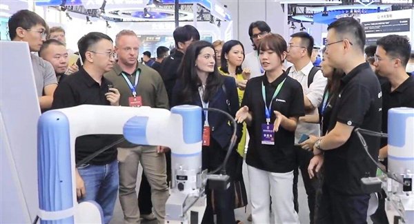 黄敏珊到访「北京2026世界机器人大会」参观。(网上图片) 黄敏珊到访「北京2026世界机器人大会」参观。(网上图片)
