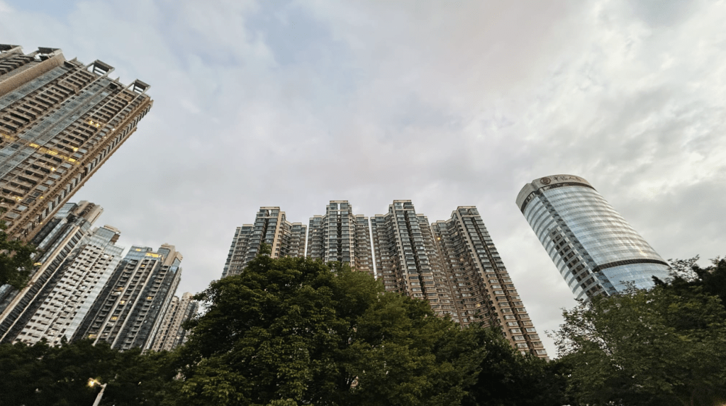 本港地區今日大致多雲，初時有一兩陣驟雨。蔡楚輝攝