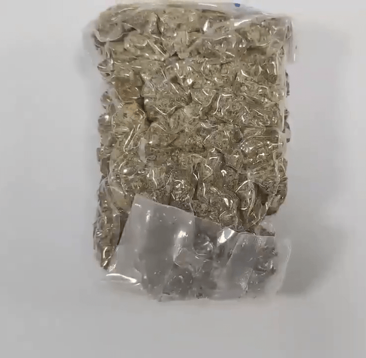 罐頭內部暗藏疑似的大麻。 罐頭內部暗藏疑似的大麻。