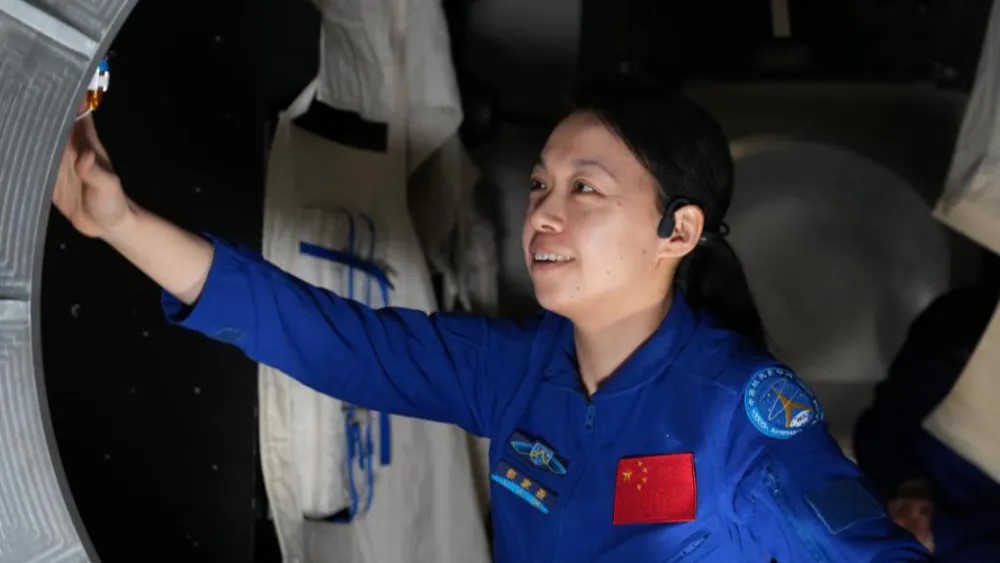 漫長艱苦的訓練中，港產太空人、3孩媽黎家盈指家人是她最大後盾。
