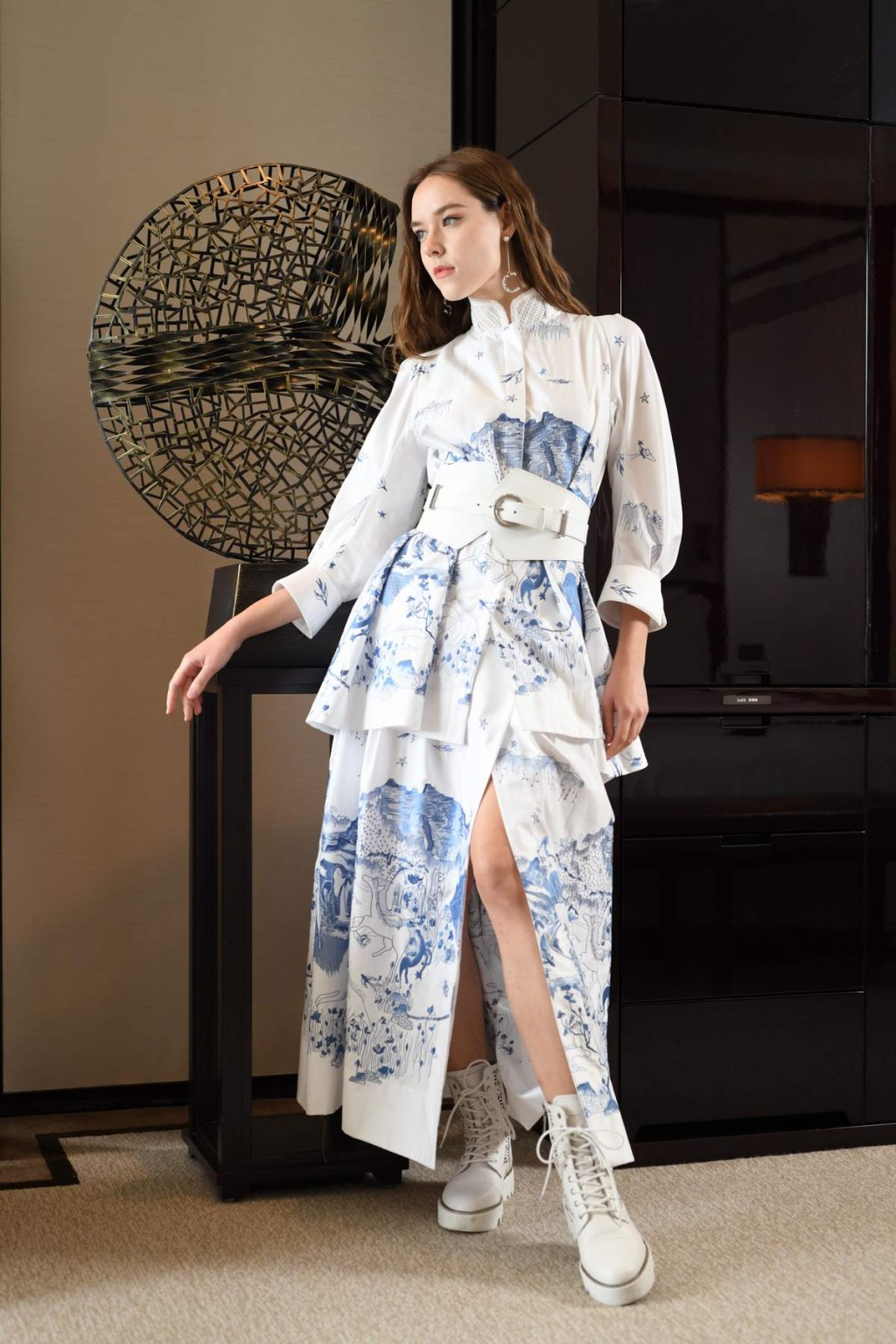 ●中式企領繡花上衣、白色粗皮帶、藍白色繡花開衩半截裙、白色通花短靴、SC水鑽耳環。