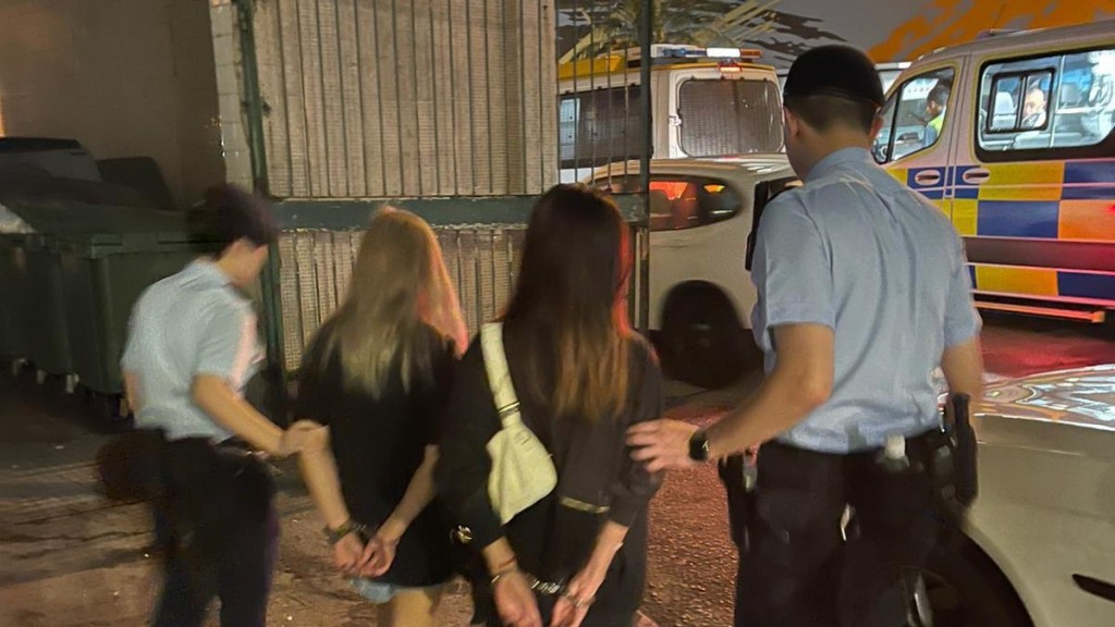 警方將軍澳拘捕4名男女,檢獲電子煙裝置及太空油煙彈。警方圖片