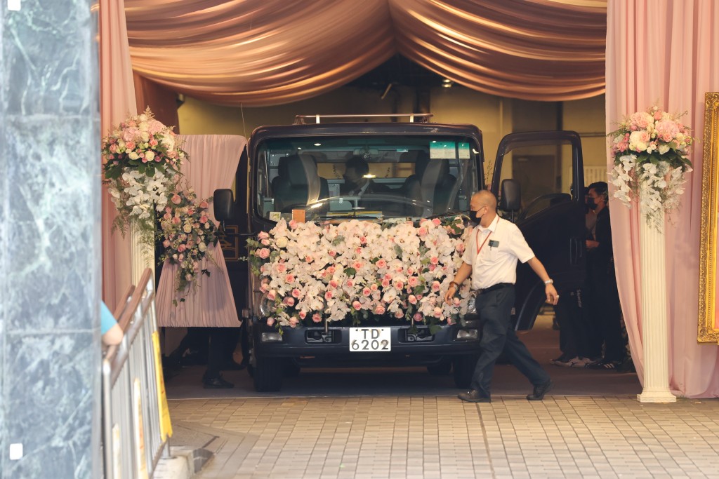 大約10時，蔡天鳳靈柩移上靈車。