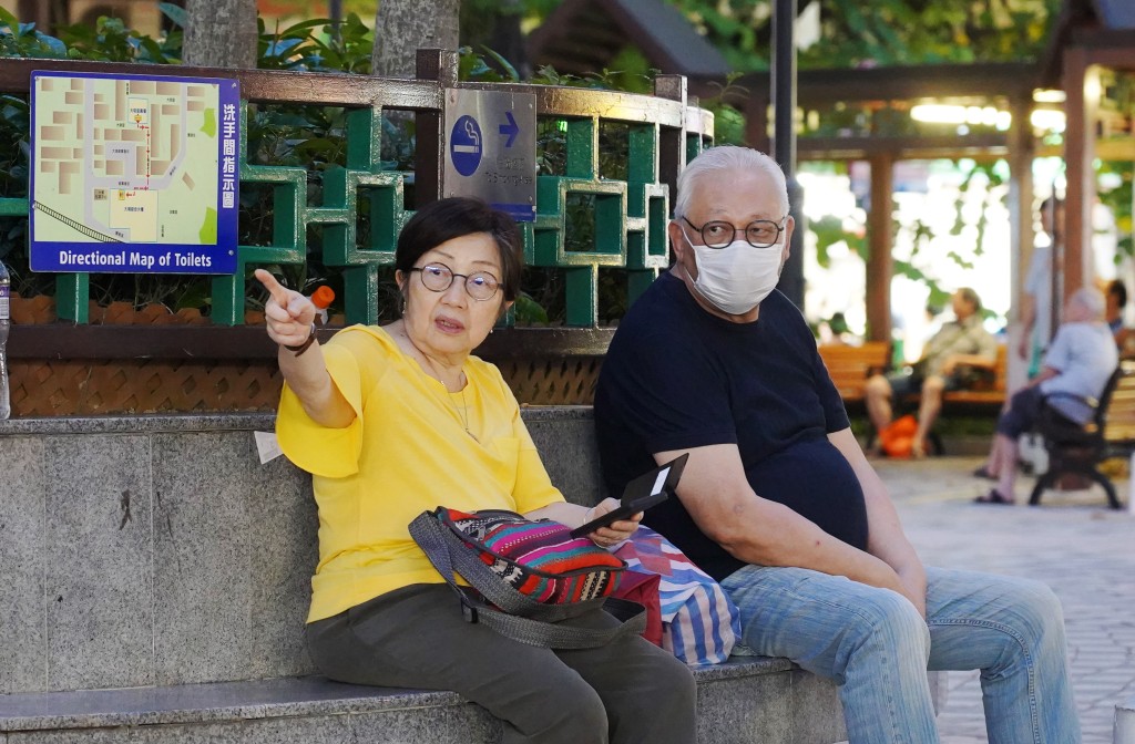 「長者業主樓換樓計劃」，年滿60歲、擁有單位十年或以上的業主，可以無須補價購買一個較小或偏遠單位。