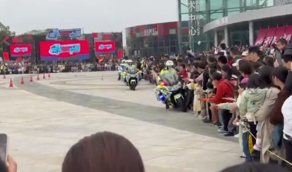 女交警撞倒小童後只顧電單車，未有理會傷者而惹來網民批評。