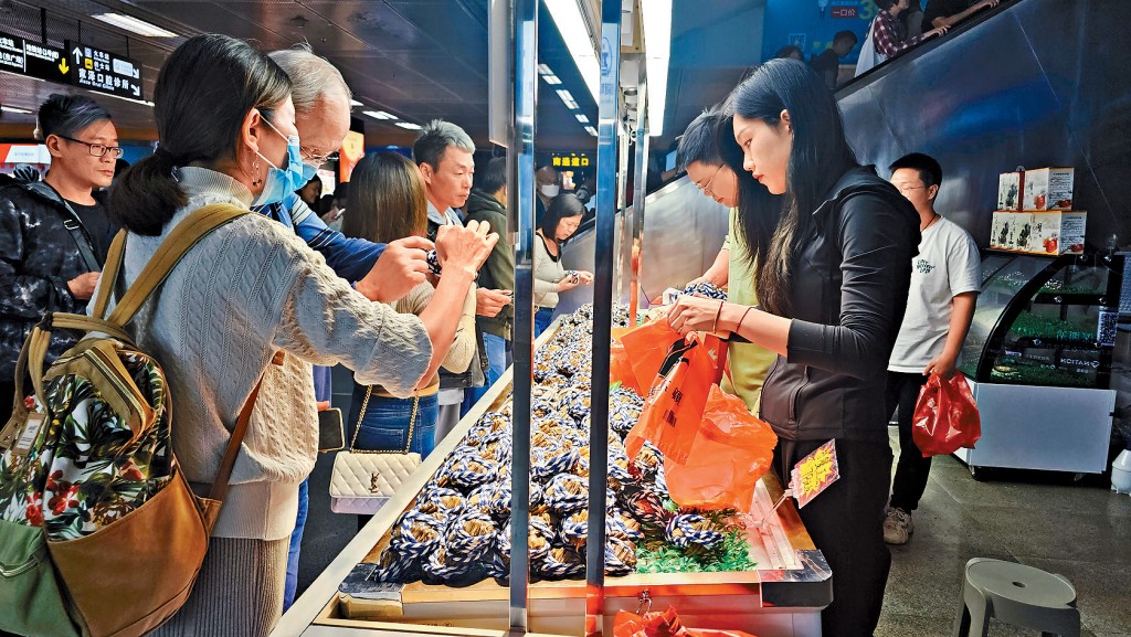 疫后不少港人每逢周末便北上内地消费和度假，刚过去的周末便有逾30万人到内地食、玩、买。