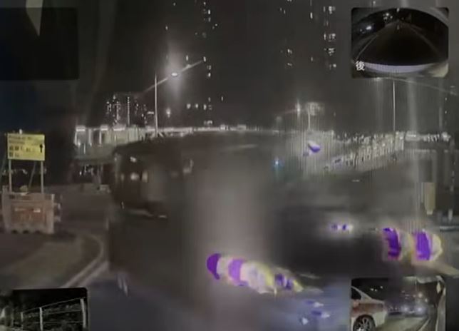 七人車失控猛撼對面線私家車及警車。fb馬路的事 (即時交通資訊台) Bosco Chu
