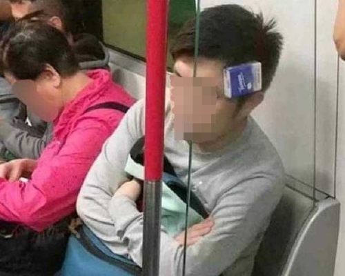 乘客自備紙巾做枕頭在港鐵上睡覺。網民Wiz KaKa圖片
