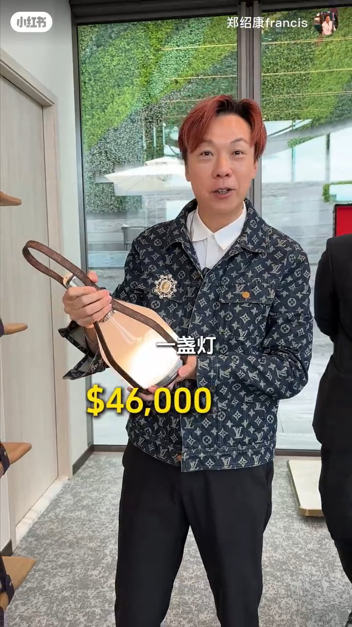 鄭紹康介紹場中各個展品。 鄭紹康介紹場中各個展品。