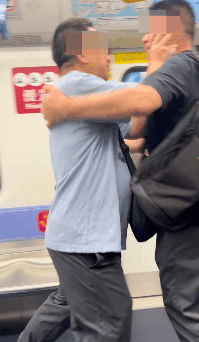 斜孭袋男突發難伸手「叉頸」。 斜孭袋男突發難伸手「叉頸」。