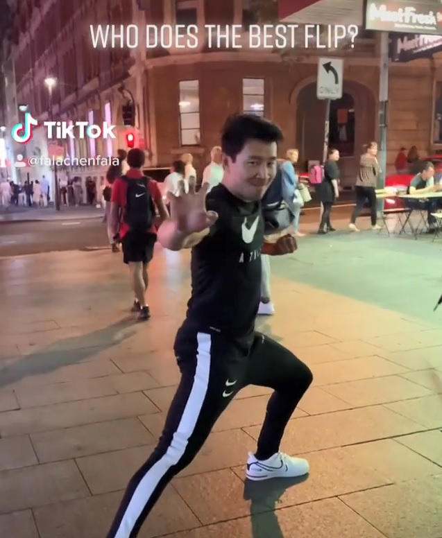劉思慕先出場,紮穩馬步。