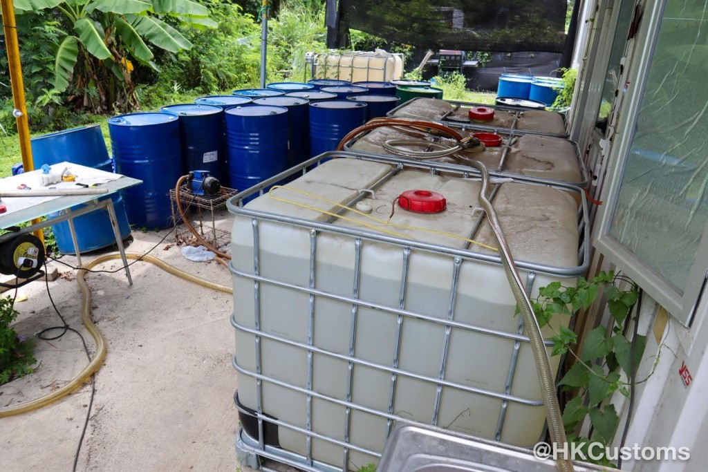 當局檢獲約6800公升電油及8600公升柴油。 當局檢獲約6800公升電油及8600公升柴油。