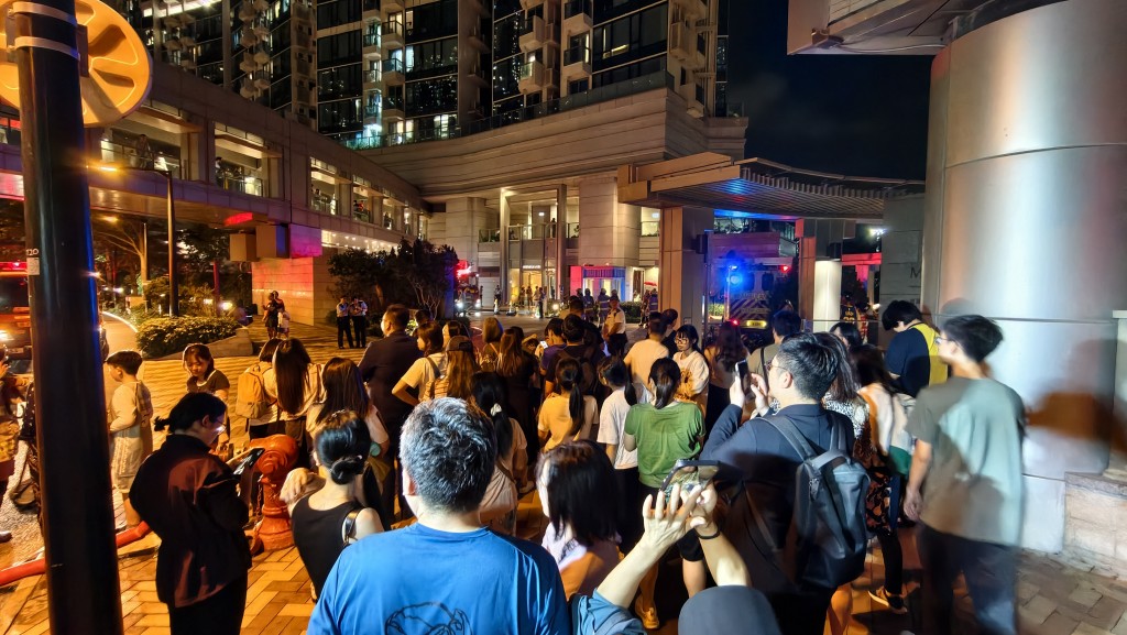 近百名住戶疏散到安全位置。 近百名住戶疏散到安全位置。