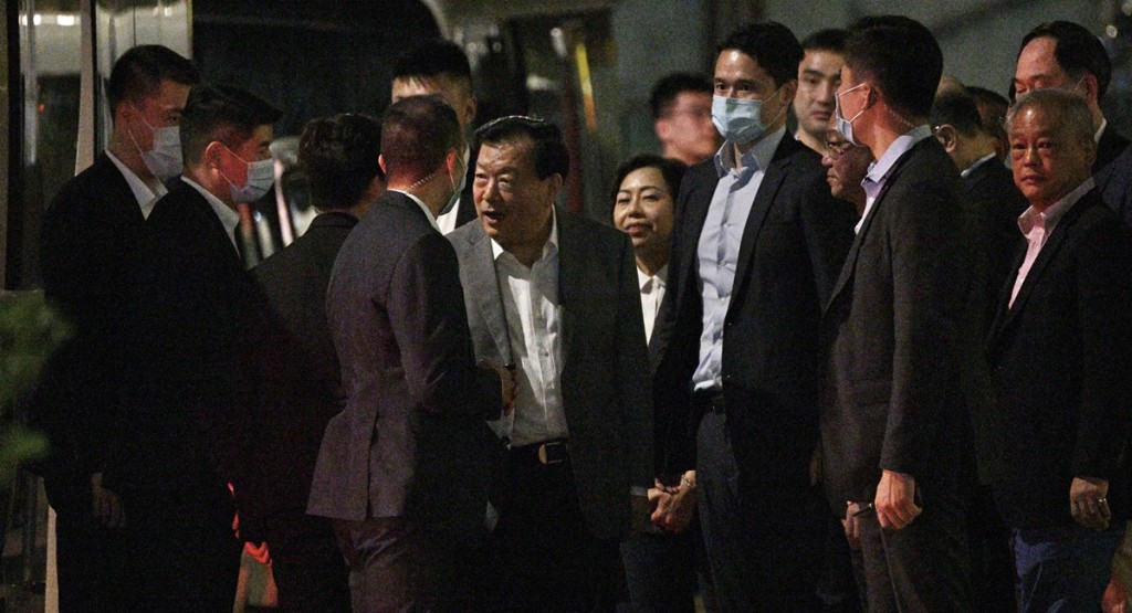 夏寶龍等一行人到鄉議局大樓出席晚宴。蘇正謙攝