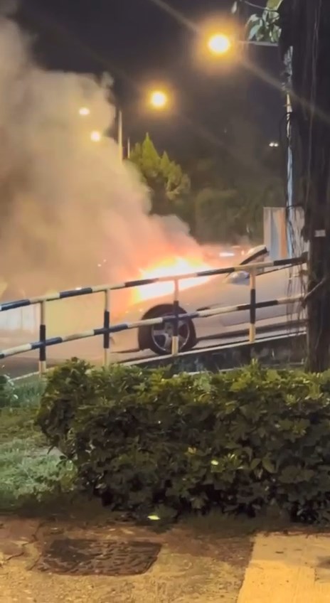 一輛開蓬車駛離錦綉花園紅荷路停車場時,車頭突然起火。網上片段截圖 一輛開蓬車駛離錦綉花園紅荷路停車場時,車頭突然起火。網上片段截圖