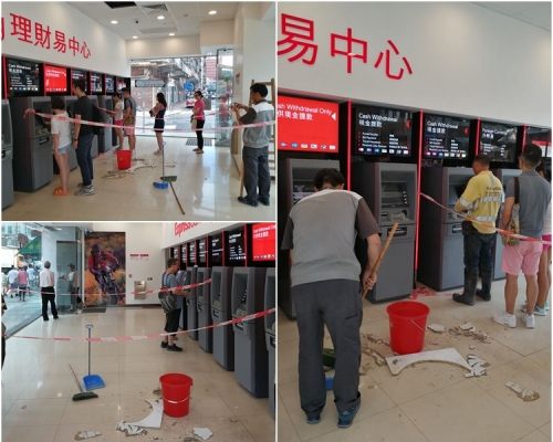 碎片散落一地,工作人員在場清理。