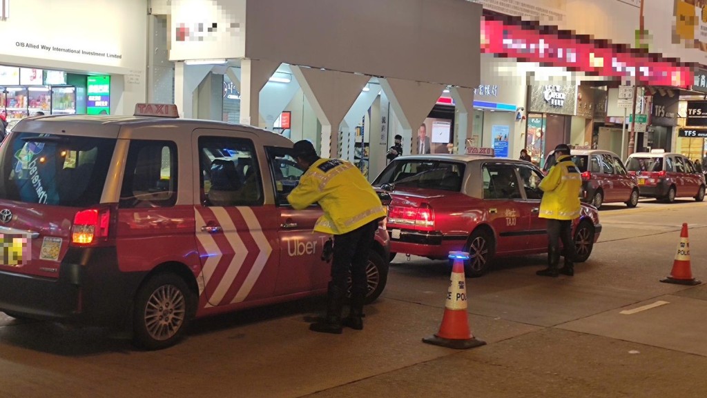 警員設路障向乘客查問有否被濫收車資。警方圖片