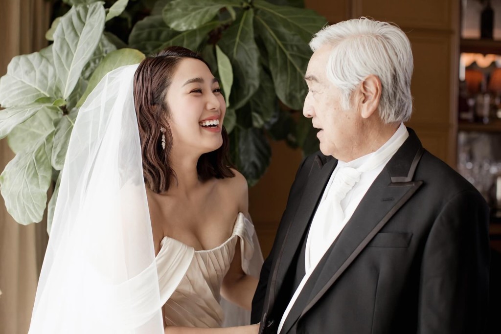 4月29日姜丽文在社交网贴出婚宴相。