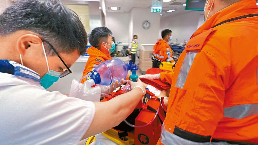 救护员将伤者送院。