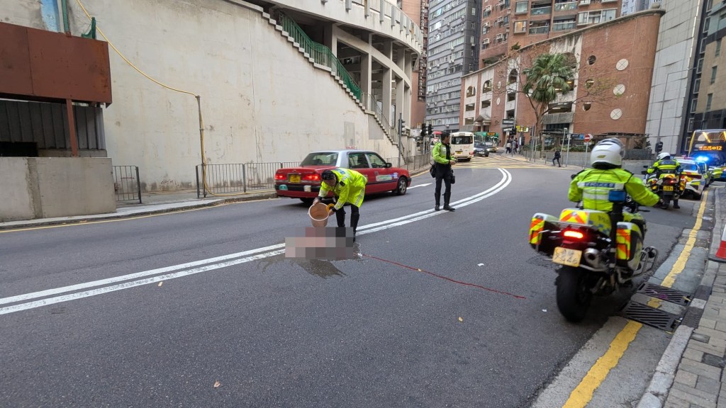 現場遺下一條血路。