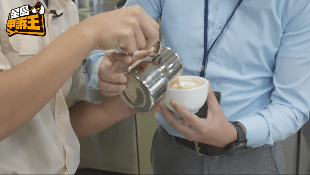 阿威有导师教授冲咖啡。